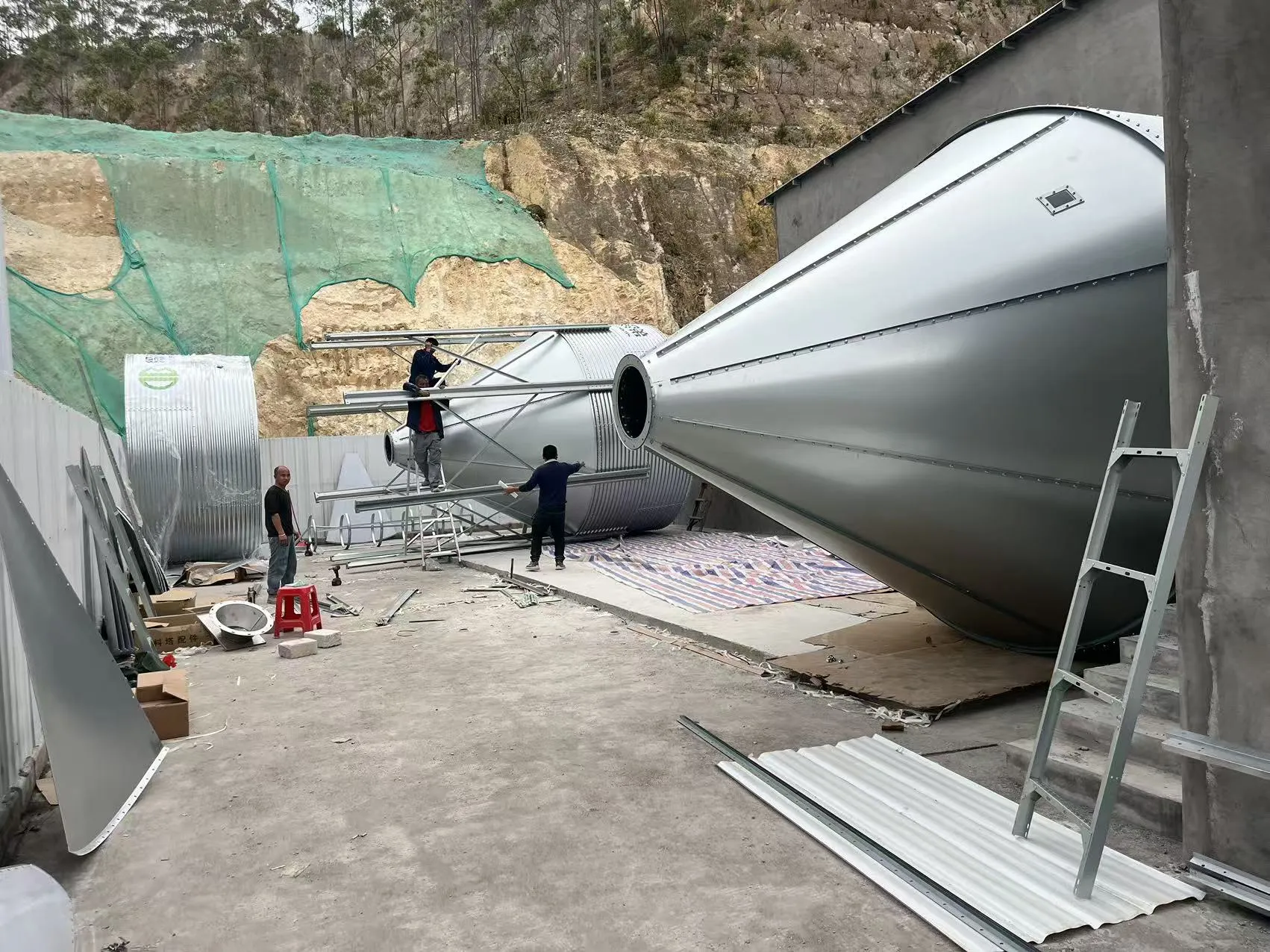 ໂຄງການລ້ຽງໝູຂະໜາດໃຫຍ່ຂອງ Debabrother ຢູ່ກວາງຕຸ້ງ ພວມກໍ່ສ້າງດ້ວຍກຳລັງການຜະລິດໝູ 300,000 ໂຕຕໍ່ປີ.